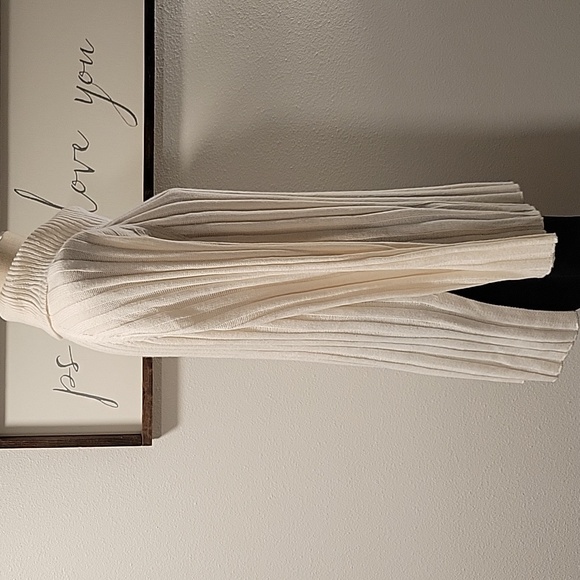 NWOT, Sanctuary Women's Cream Turtleneck Sweater - Picture 4 of 15